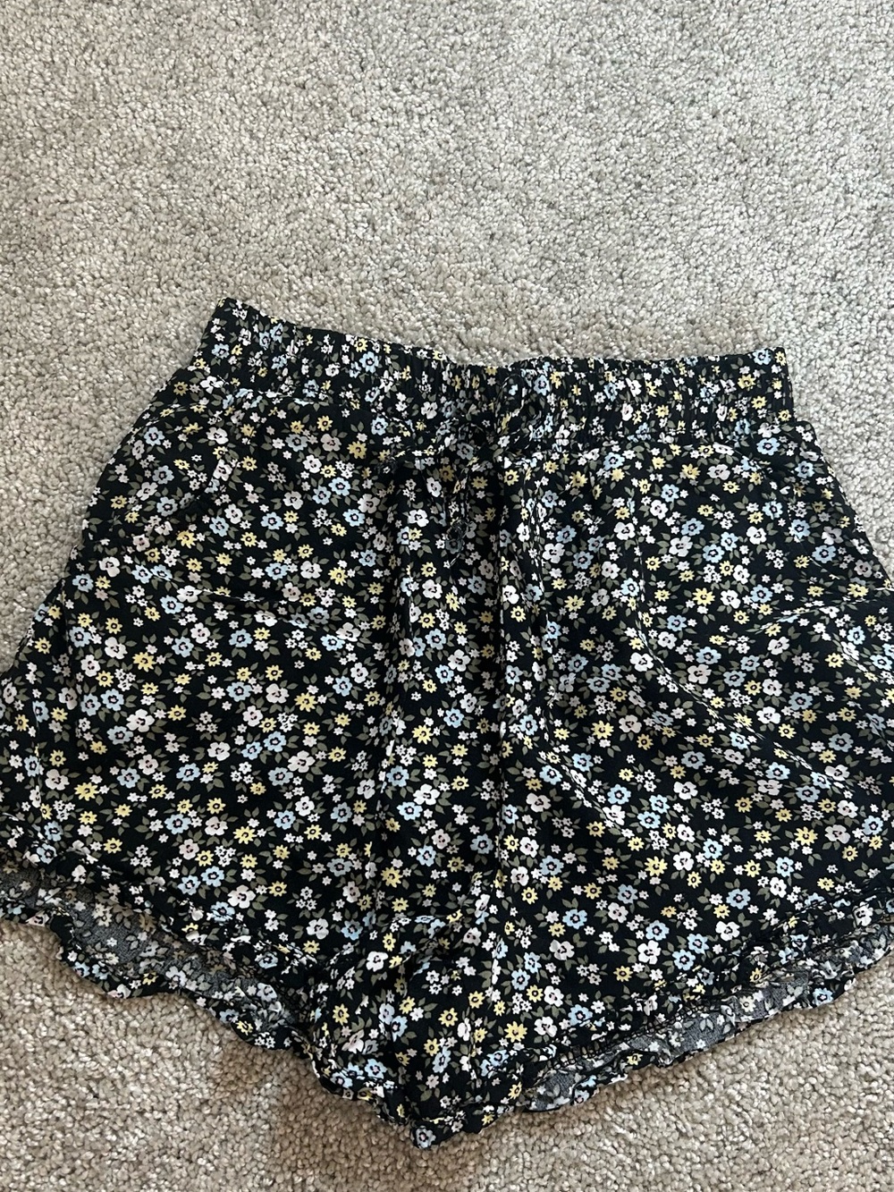 Floral Elastic Waist Women’s Shorts — Black with White & Yellow Flowers